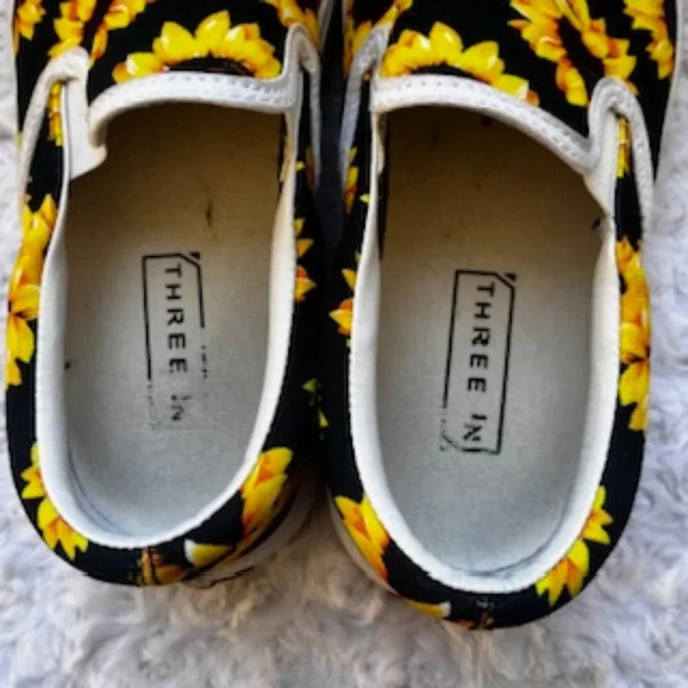 Three In Shoes Slip On Sunflower Canvas Sneakers Loafers Women’s‎ Size 6.5 EUC